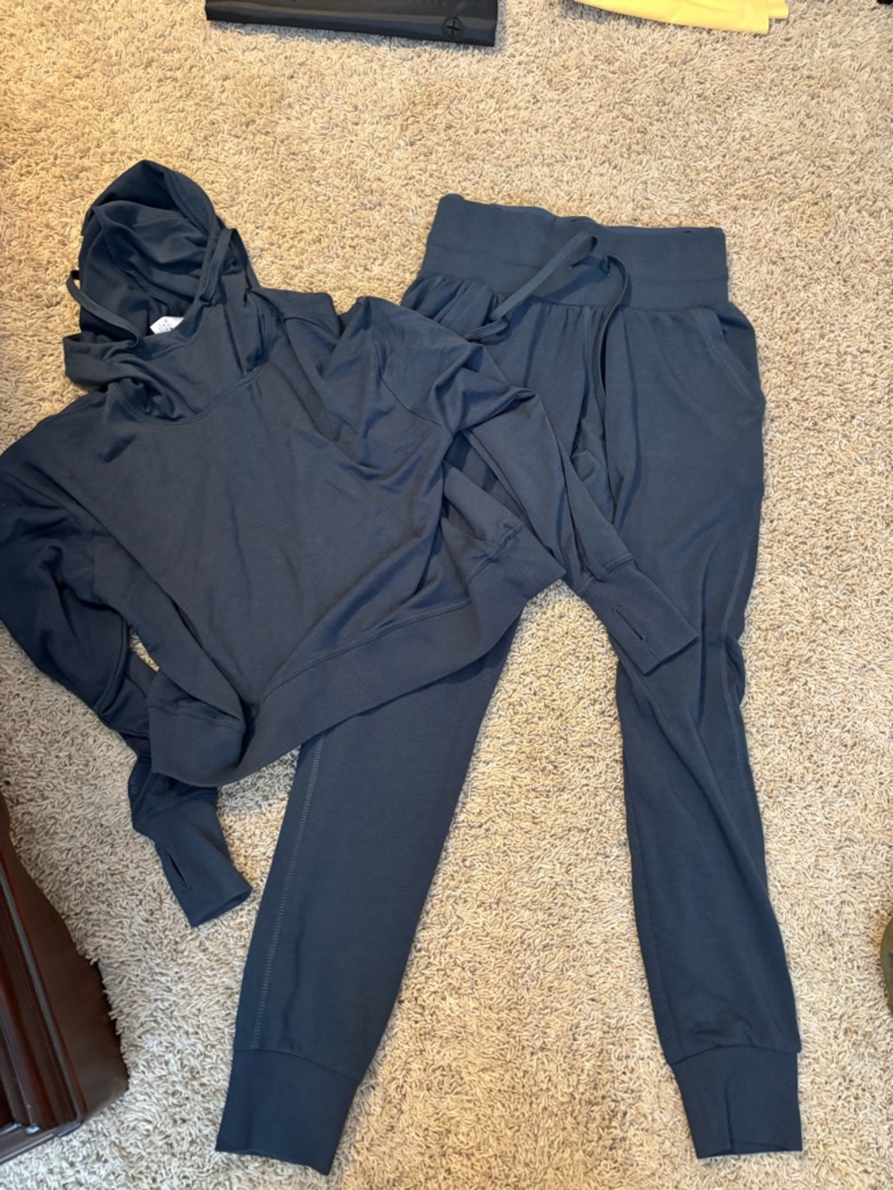 Alexo size small hoodie with pants w/built in pocket for self defense item